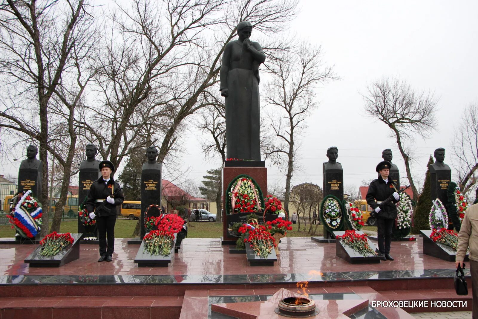 Года в брюховецкой. Вечный огонь в станице Брюховецкая. Братская могила вечный огонь Крымск. Вечный огонь Успенский район Краснодарского края. Памятник вечный огонь в ст Ленинградской Краснодарского кр.