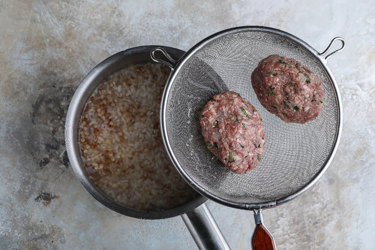 Котлеты на пару в дуршлаге. Как сделать котлеты на пару в сковороде. Котлеты на сковороде на пару без пароварки. Котлеты покупные на пару в сковороде. Котлеты на пару в кастрюле.