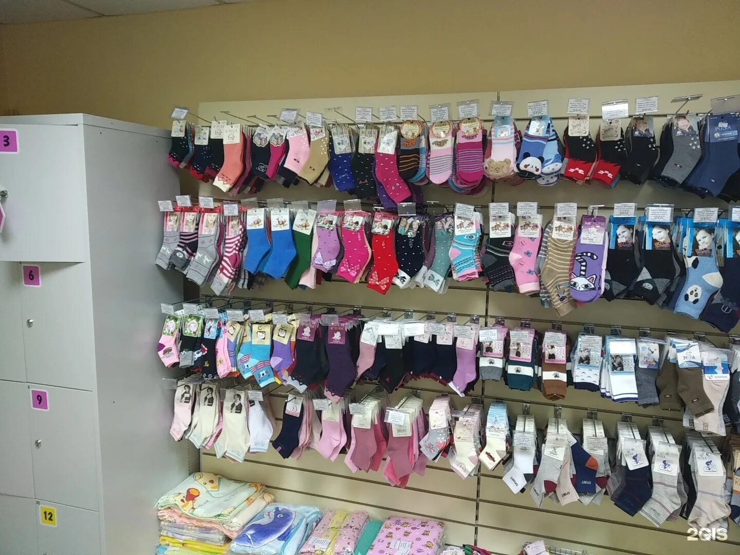 трикотажные ряд магазин. магазин юникло в воронеже. магазин одежды. магазин трикотажа оформление.