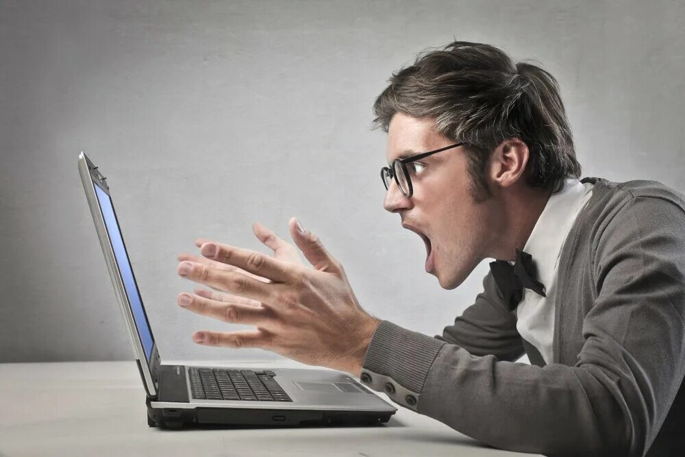 Писатель за работой. Человек пишущий программы. Человек пишущий программы. Человек за ноутбуком. Программист с ноутбуком.