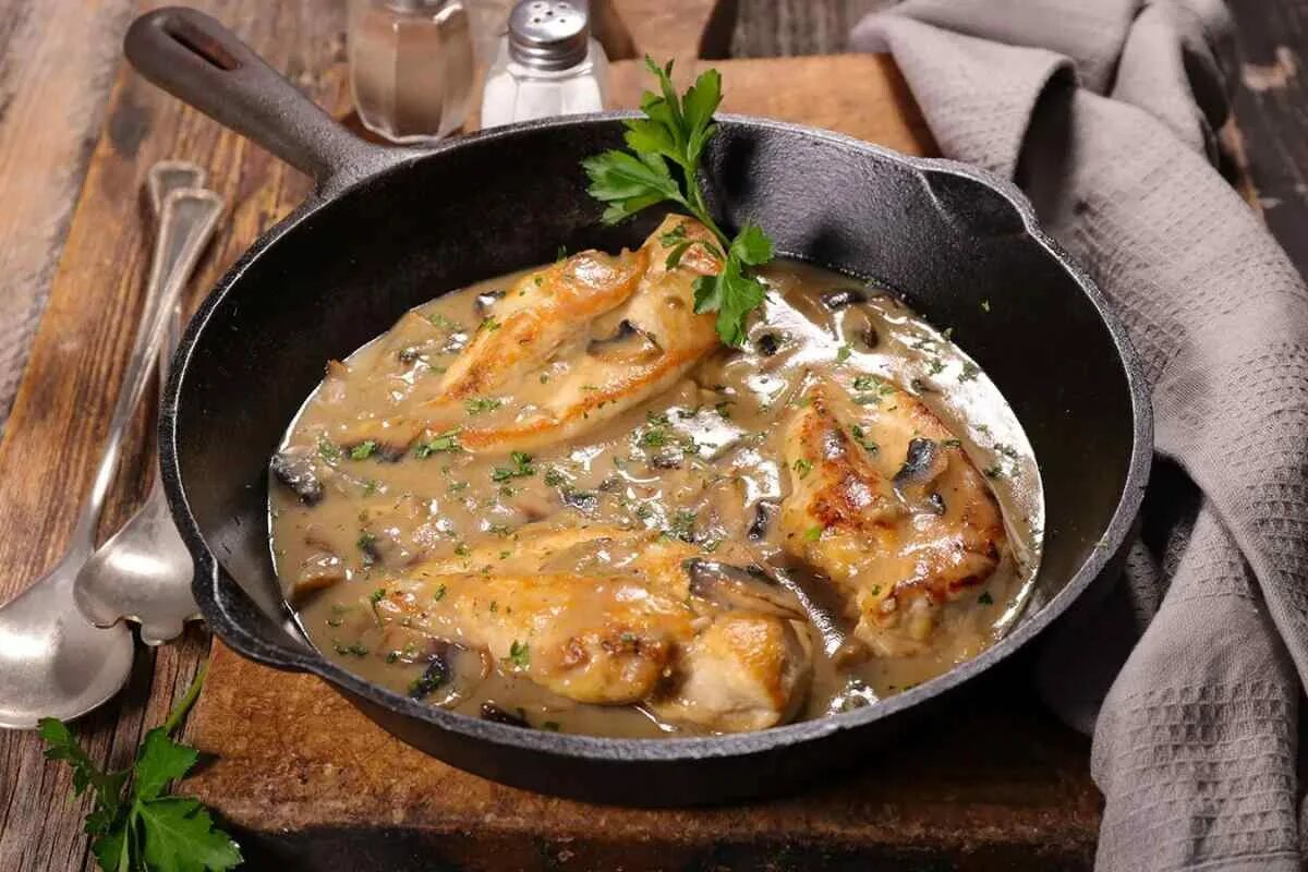 Куриное филе с грибами. Курица с грибами в сливочном соусе. Куриное филе с грибами в сливочном соусе. Куриная грудка с грибами в сливочном соусе. Курица тушеная в сливочном соусе.