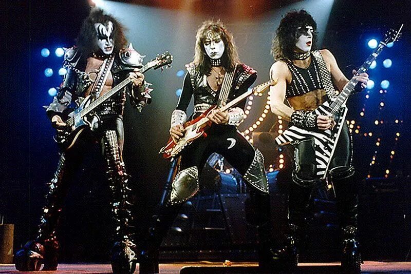 Kiss the night. Группа Kiss. Группа Кисс фото. Kiss 1982. Группа Kiss на сцене 1983.