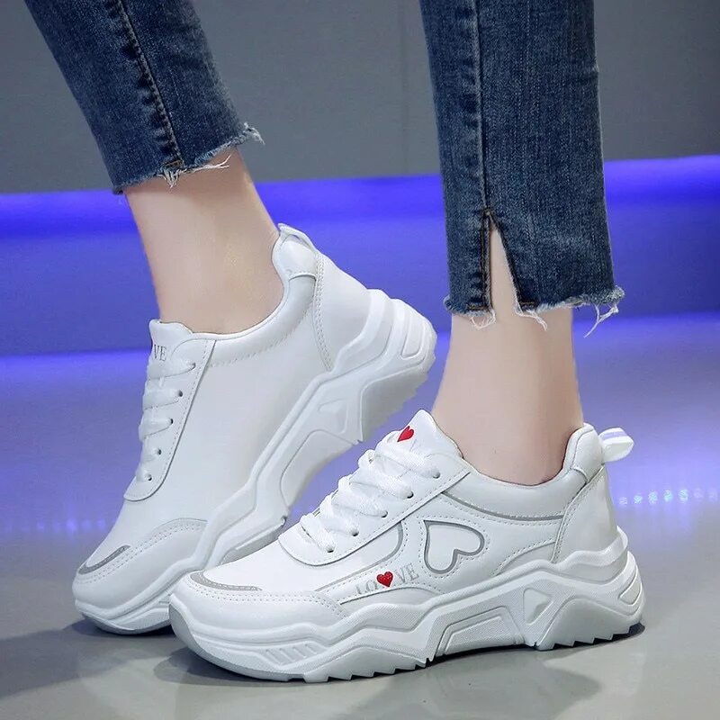 Трендовые кроссовки женские. Модные кроссовки. Кроссовки женские весна. Обувь кроссовки женские модные. Кроссовки женские модные брендовые.