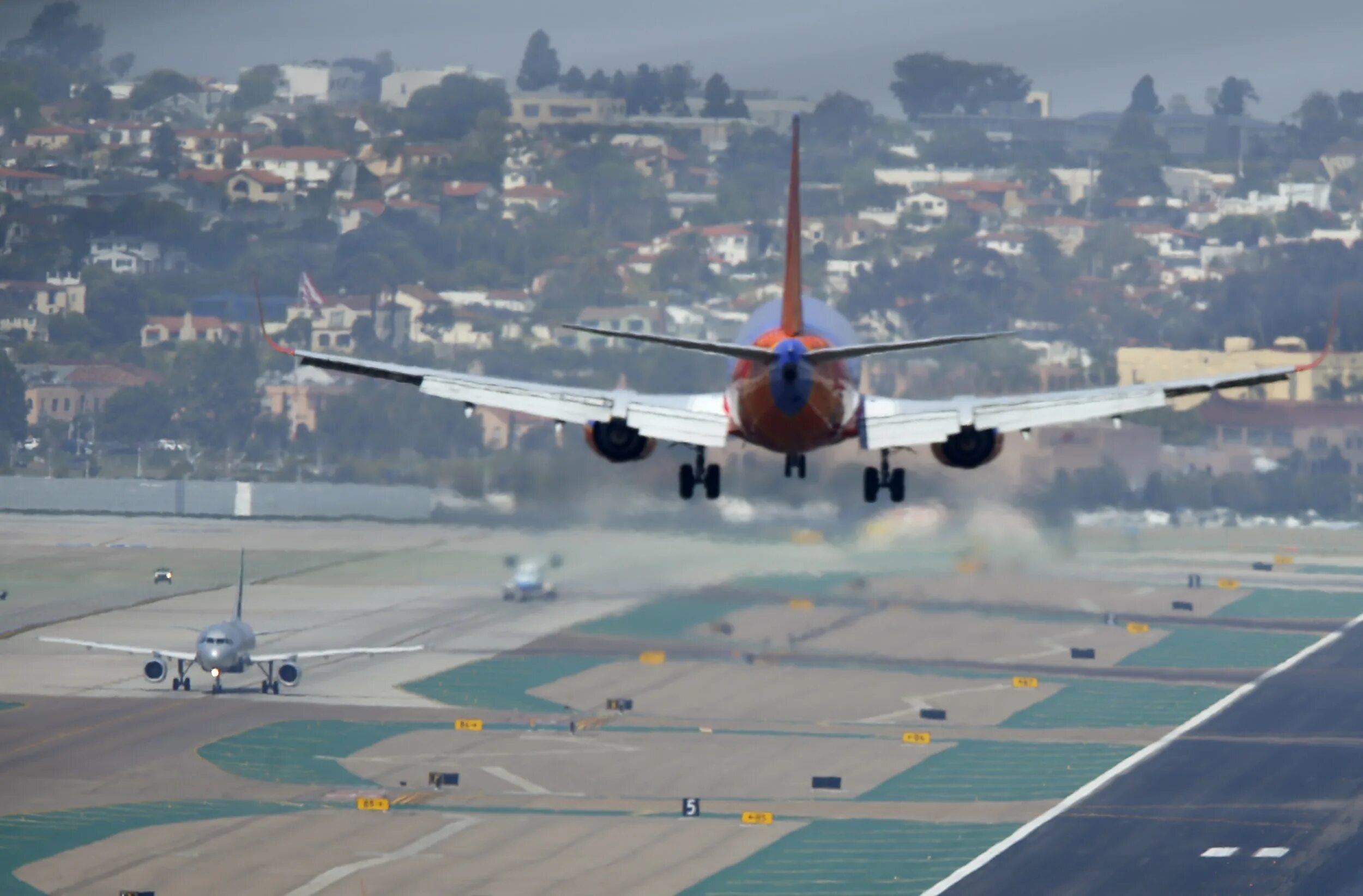 Circle to Land в авиации. Tool for hearing plane arrival.