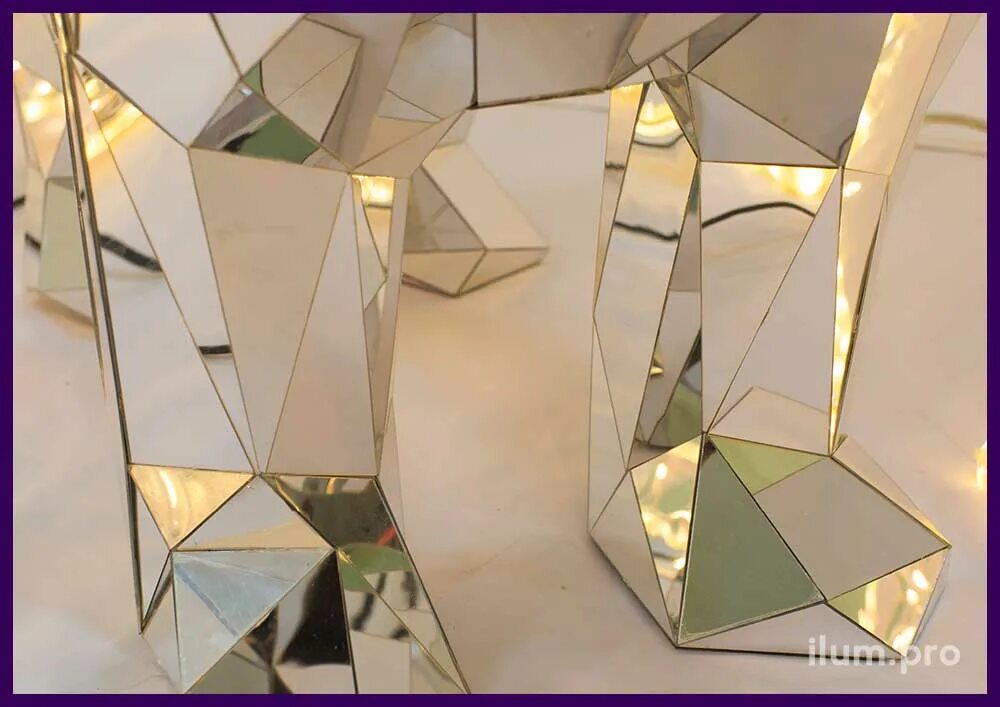 Композиция из зеркал. Зеркальные пластинки. Нарезанное стекло. Оргстекло зеркальное (3мм, 2,03 х 3,05м, зеркальное серебро, plaskolite xt). Зеркальное стекло.