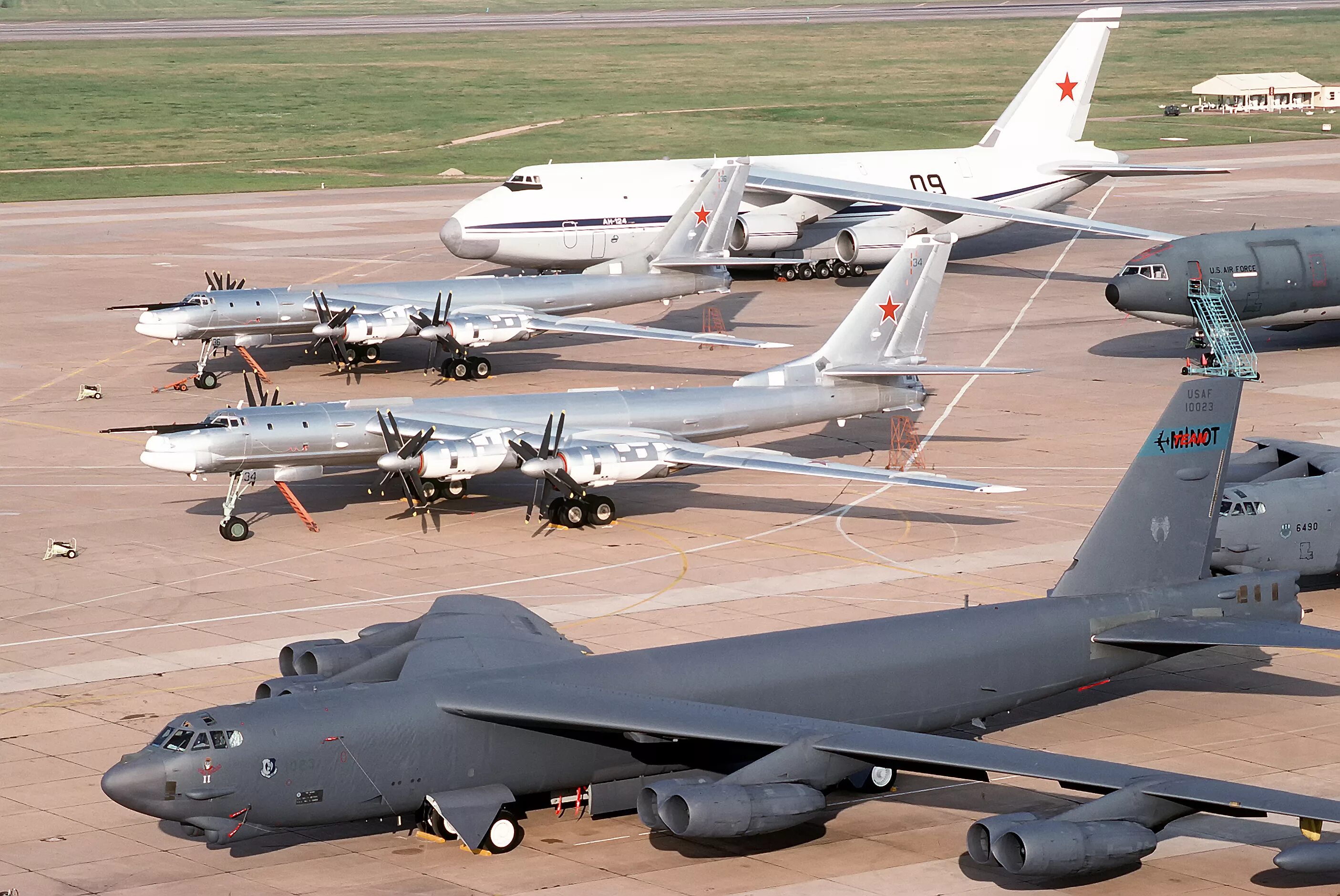 Г к б 52. B-52h Stratofortress ВВС США. Ту95 и b52. Ту-95 МС бомбардировщик. Стратегический бомбардировщик ВВС России ту 95.