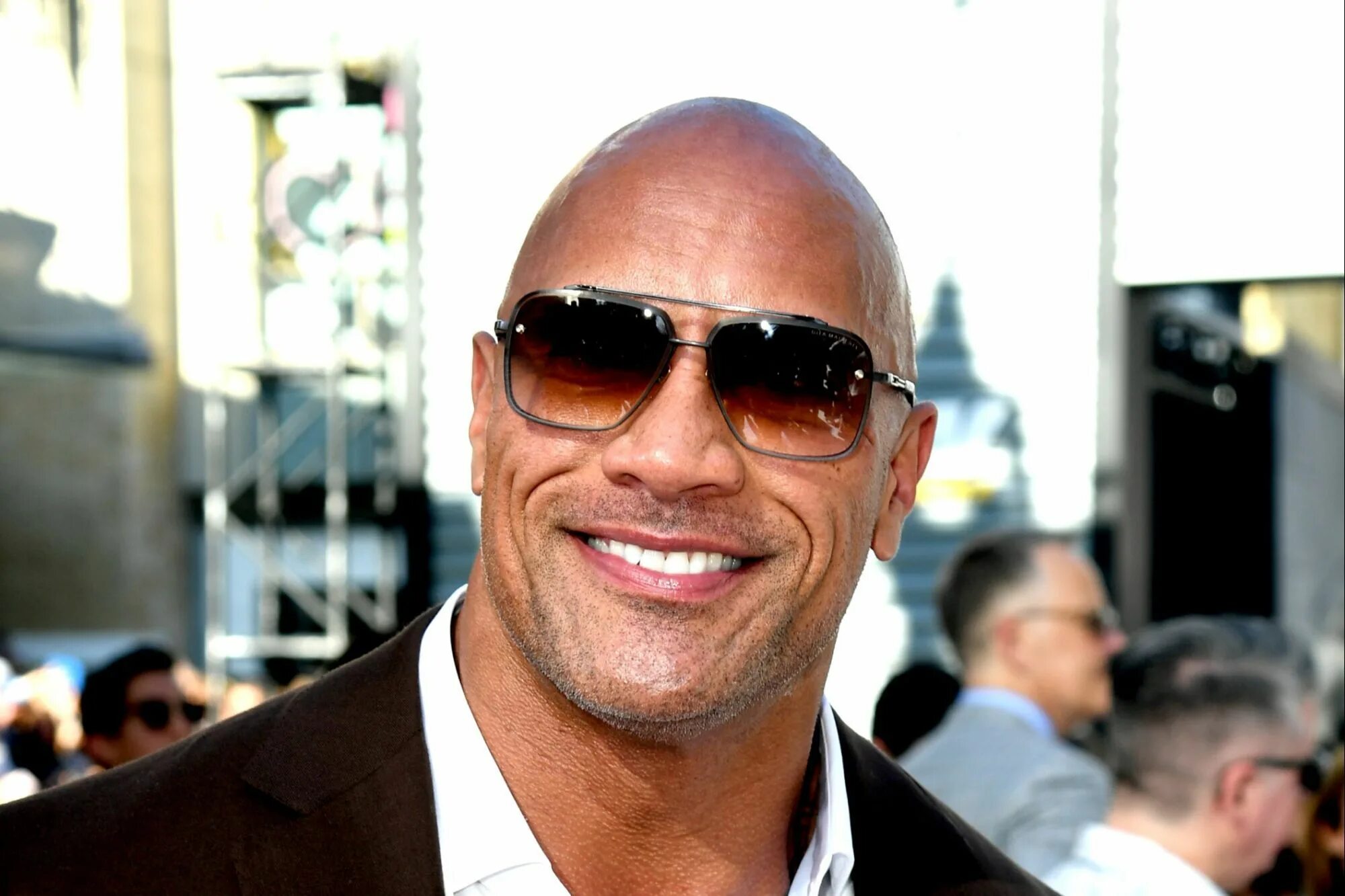 Актер с причальным именем 7 букв. Дуэйн Джонсон. Dwayne the Rock Johnson. Дуэйн Джонсон фото. Скала Джонсон в очках.