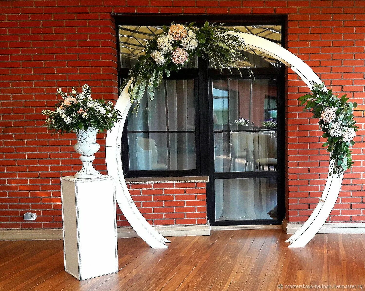 Деревянная арка на свадьбу. Арка для свадьбы. Арка для выездной церемонии. Свадебная арка в классическом стиле. Арка для свадьбы.