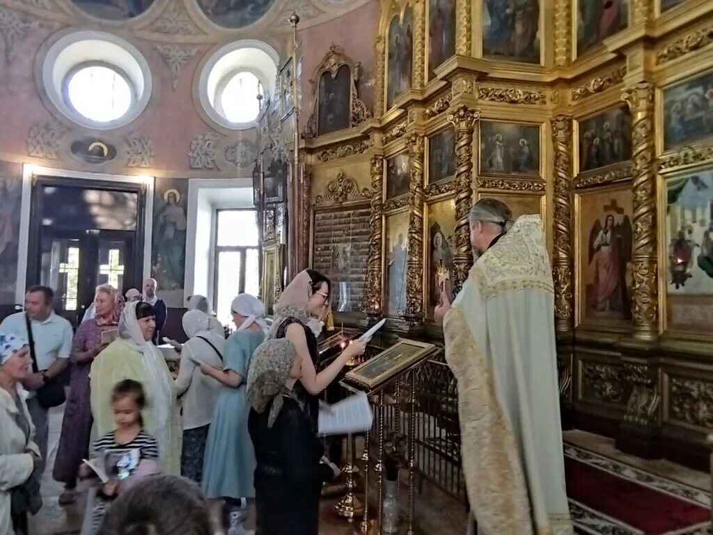служба в храме крылатское