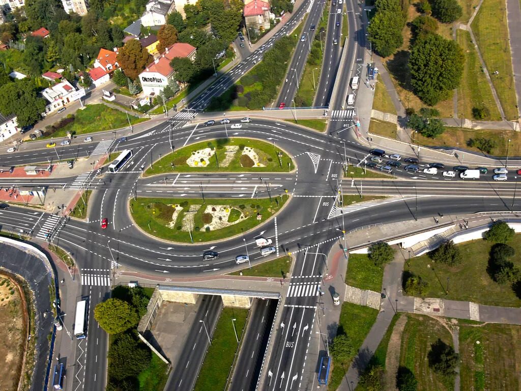 Дорога пересекает реку. Перекресток дорога. Пересечение дорог. Перекресток дорожный. Перекресток автодороги.