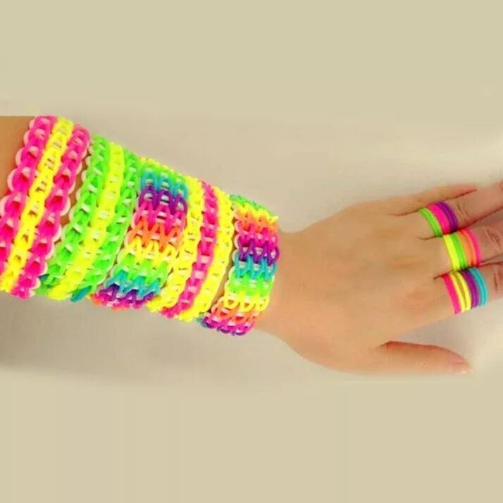 Набор loom bands 5800 резинок. Браслеты рейнбоу лум. Браслеты из специальных резинок. Браслеты из специальных резинок. Простые браслетики из резиночек.