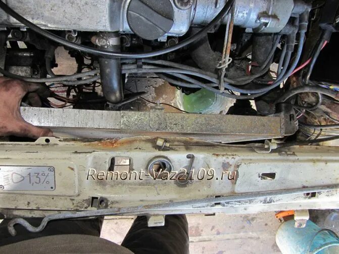 Как поменять радиатор 2109. Радиатор ваз 2109. Крепление радиатора 2109. Радиатор ваз 2110 на ваз 2109. Доп радиатор на ваз 2109.