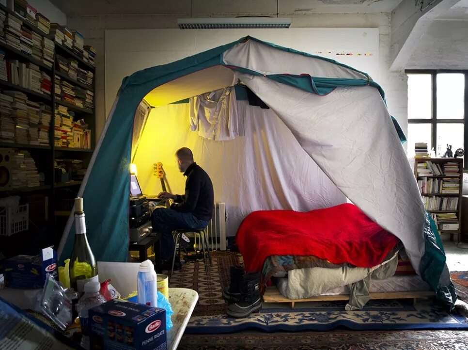 Живу в холодном доме. Палатка в квартире. Жить в палатке. Палатка с комнатами. Уютная палатка.