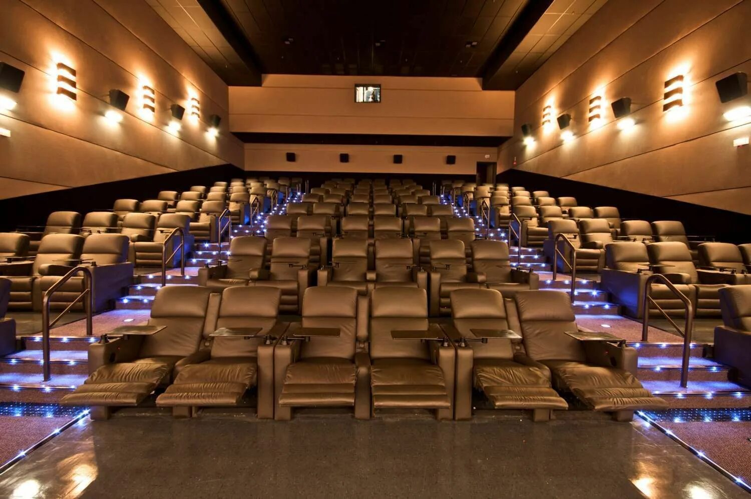 Мираж синема вип зал. Vip cinema. Кинотеатр синема вип зал. Вип зал высшая лига пенза. Вип зал эпицентр красноярск.
