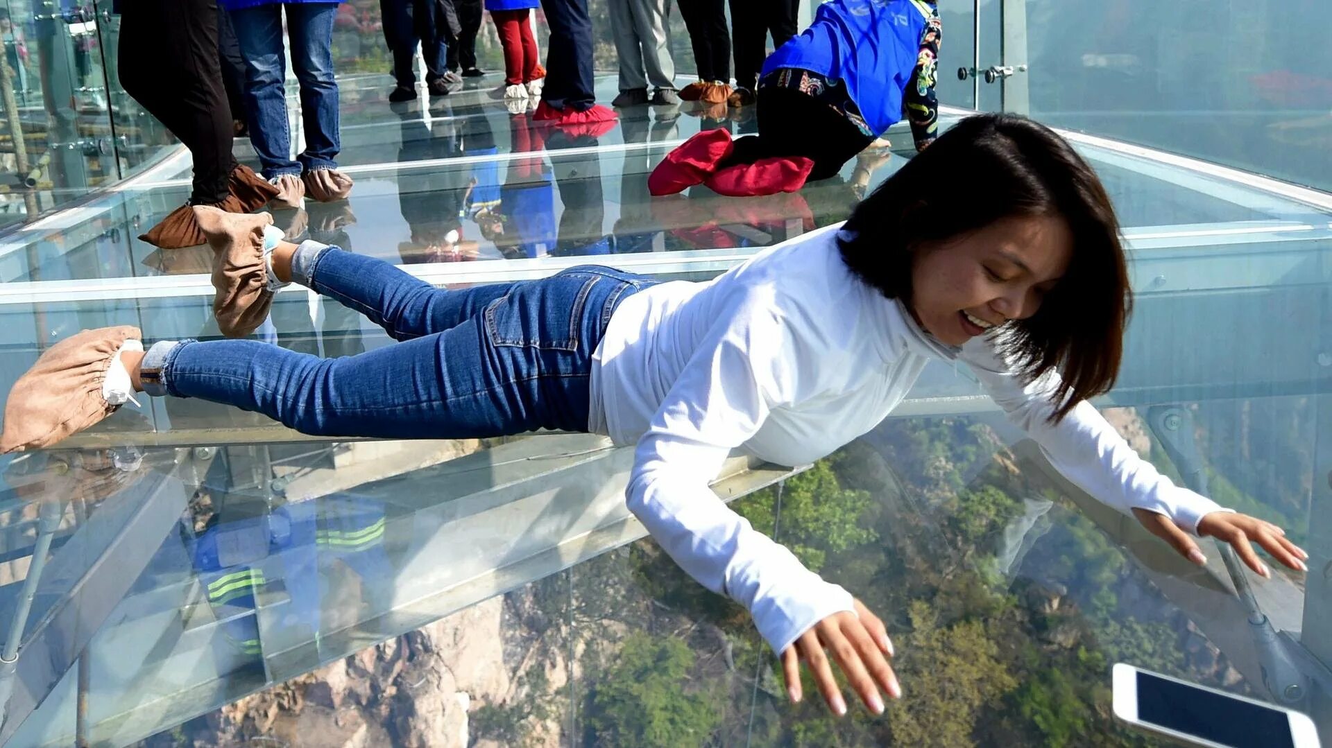 Стеклянный мост в Китае Бэйдайхэ. Стеклянная смотровая площадка в Пекине. Обзорный мост в Китае. Смотровая площадка рука в Китае. Заезды в китае
