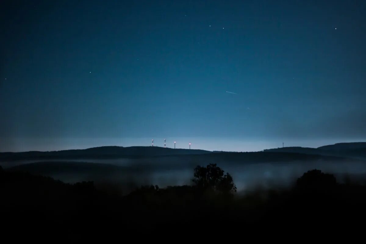 Песня ночь за горизонт. Ночное небо. Природа ночью. Ночные горы на горизонте. Ночное небо Горизонт.