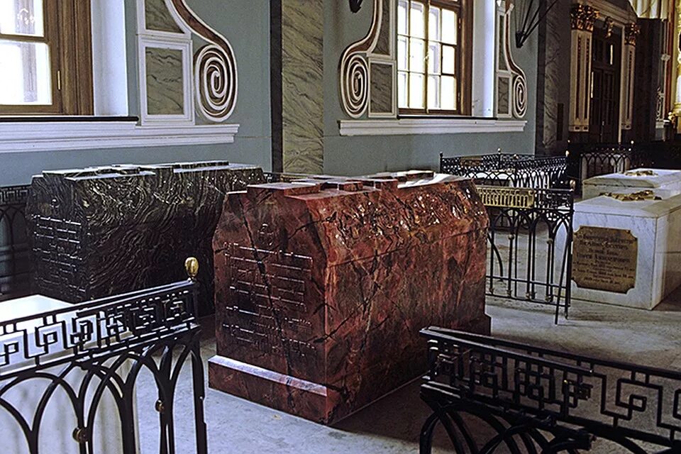 могила королевы елизаветы 2022. николай 2 могила в екатеринбурге. место захоронения останков царской семьи николая 2. где похоронен 2. петропавловский собор усыпальница александра 2.