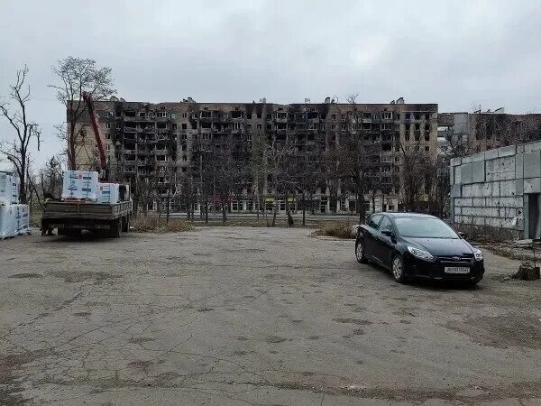 Глокси жж мариуполь. Город мариуполь. мариуполь площадь города. голуби мариуполя. разрушенный стадион мариуполь.