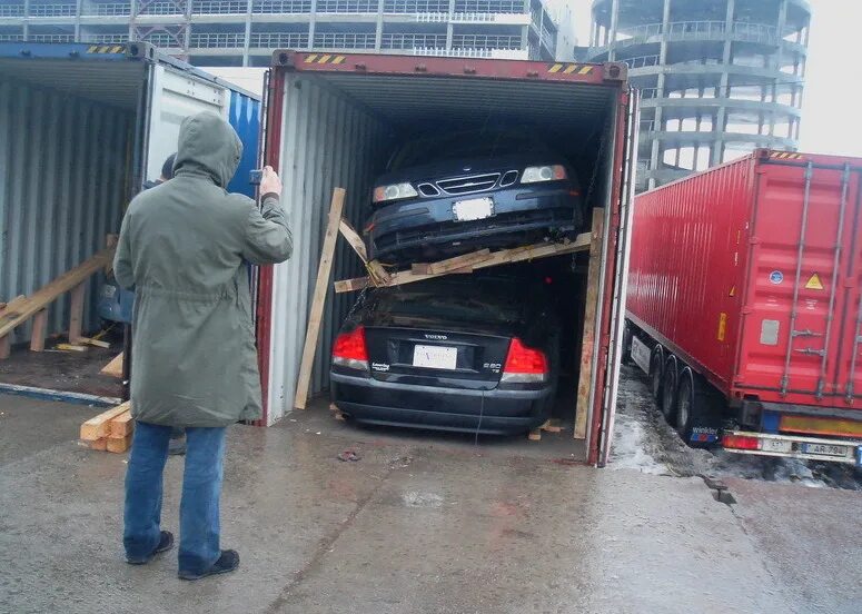 Грузим про. Перевозка автомобилей в контейнерах. Автомобильные грузоперевозки контейнеров. Машина в контейнере. Погрузка авто в контейнер.