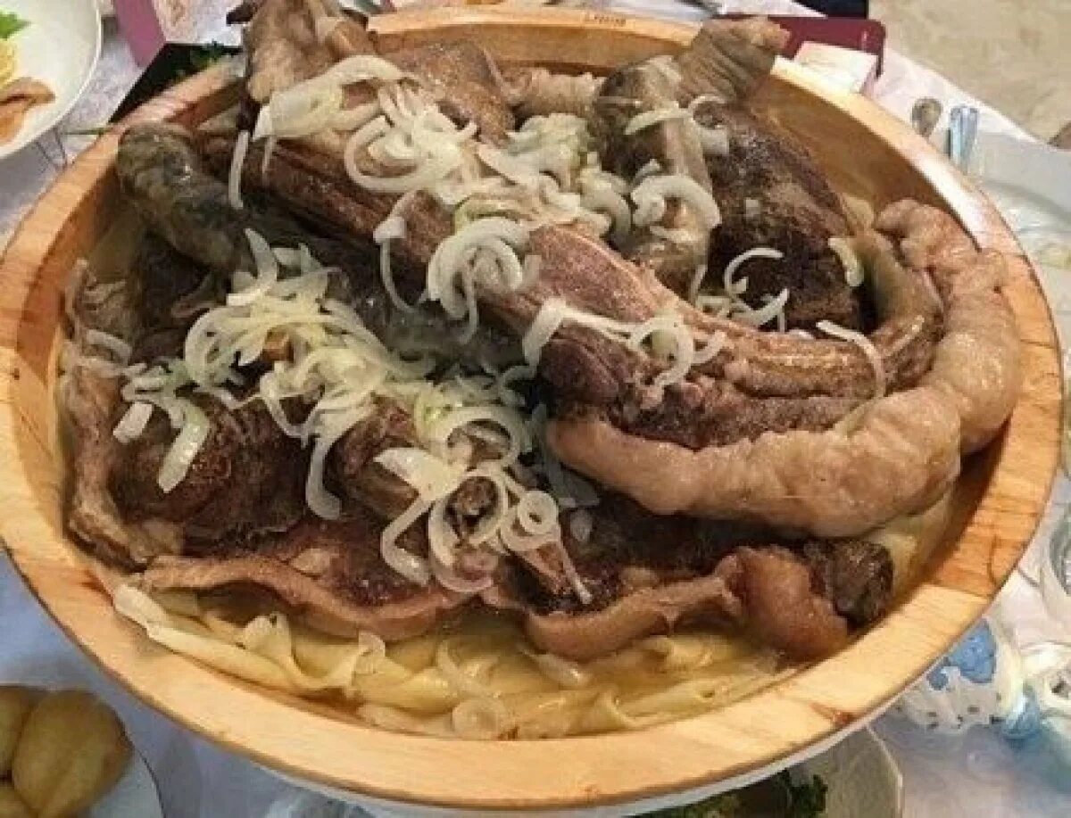 Национальные блюда казахского народа. Бешбармак. Бешбармак кыргызский. Бешбармак на столе.