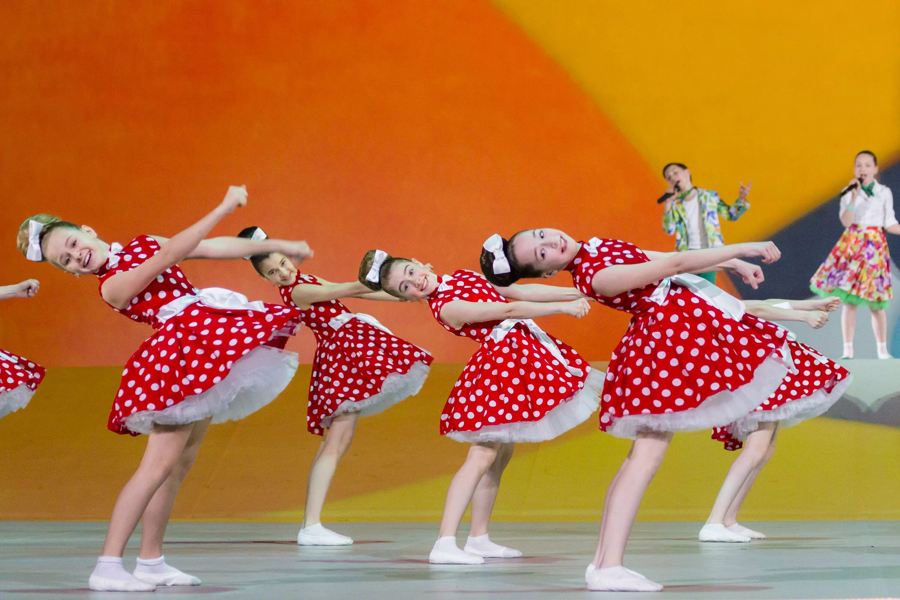 современный эстрадный танец. ансамбль танцоров. современный эстрадный танец. танцевальный конкурс. фестиваль хореографии.