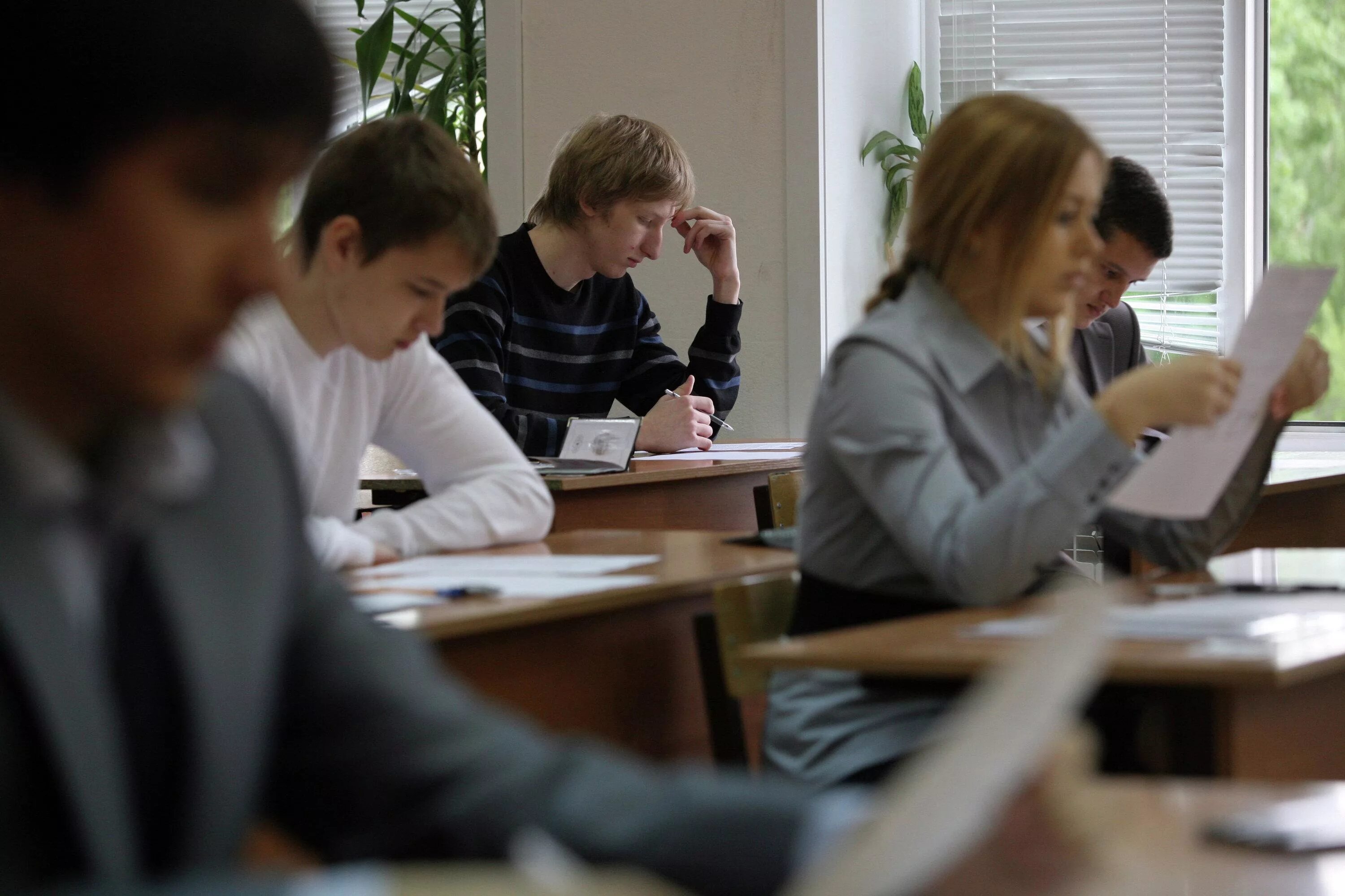 Экзамены в школе. Ученики на ЕГЭ. Дети на экзамене. Старшеклассники ЕГЭ.