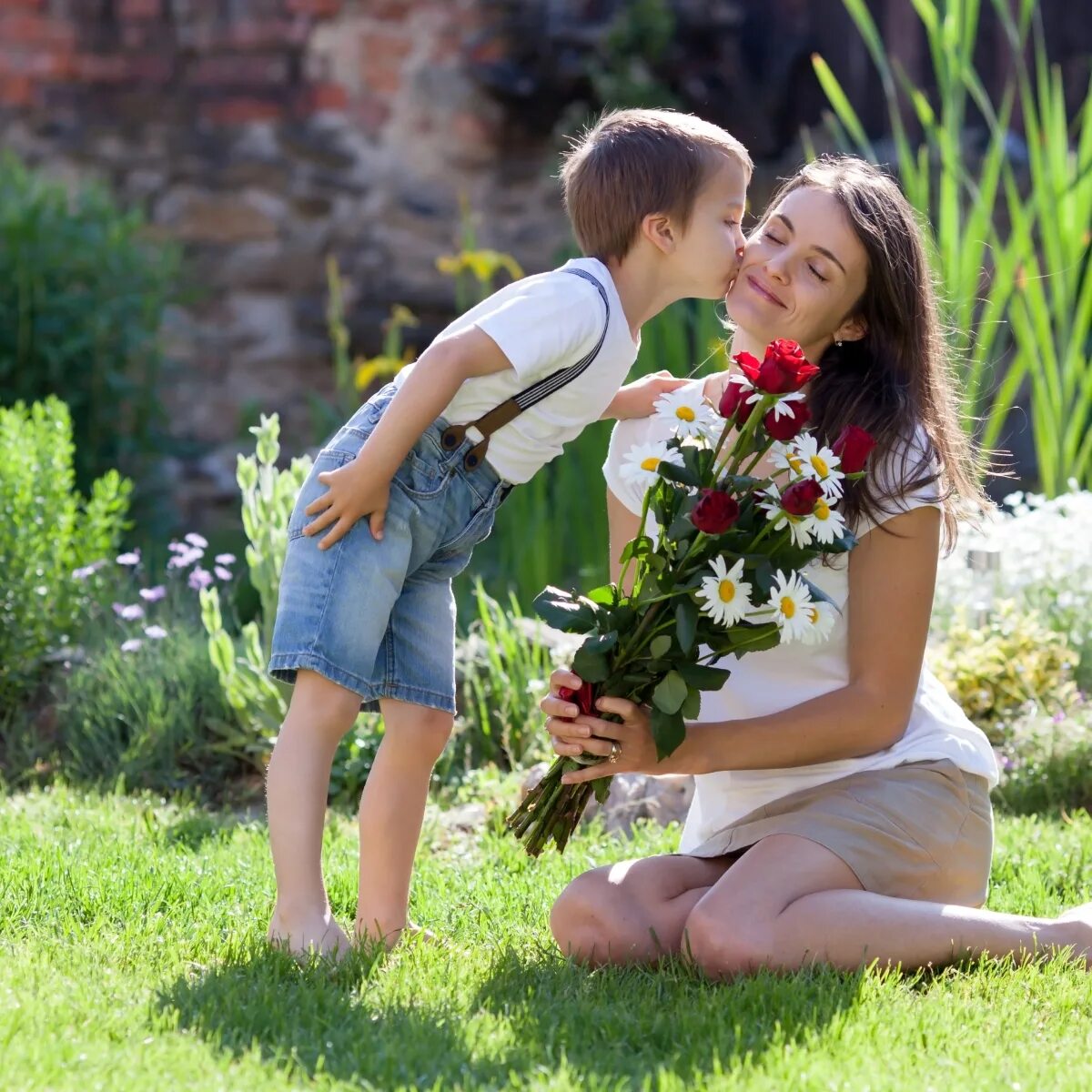 Мама дает вк. Дети дарят цветы. Мальчик дарит цветы маме. Маме дарят цветы. Ребенок дарит цветы маме.