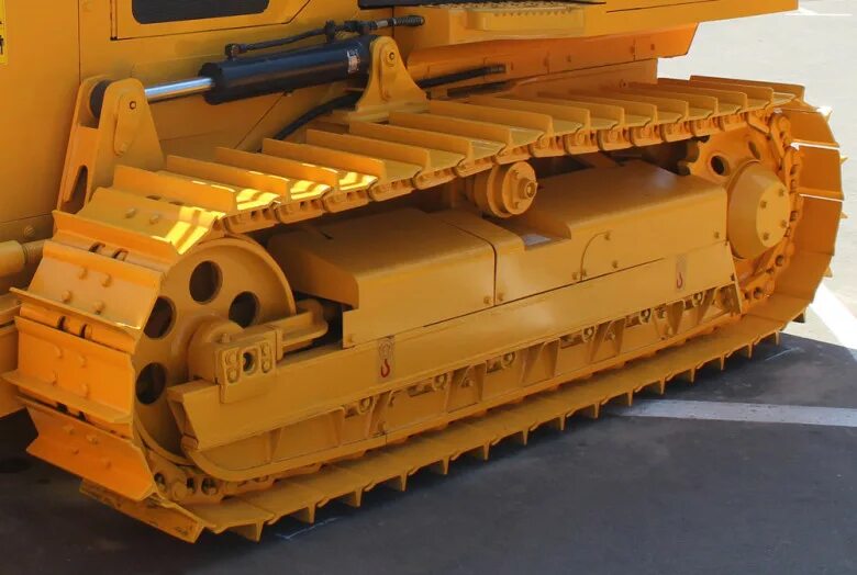 гусеничный бульдозер komatsu d65ex-16. гусеница в сборе shantui sd-16. ходовая часть гусеничного трактора т-170. гусеницы бульдозера. трактор чебоксарец т 330.