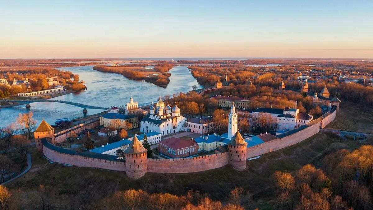 Ий новгород. Новгородский Детинец Великий Новгород. Новгородский Кремль Детинец. Великий Новгород Кремль. Кремль Детинец в Великом Новгороде.