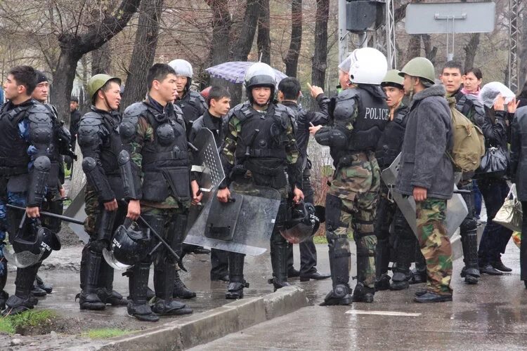 Киргизии 2010. Апрельская революция в кыргызстане 2010. 7 апреля революция бишкек.
