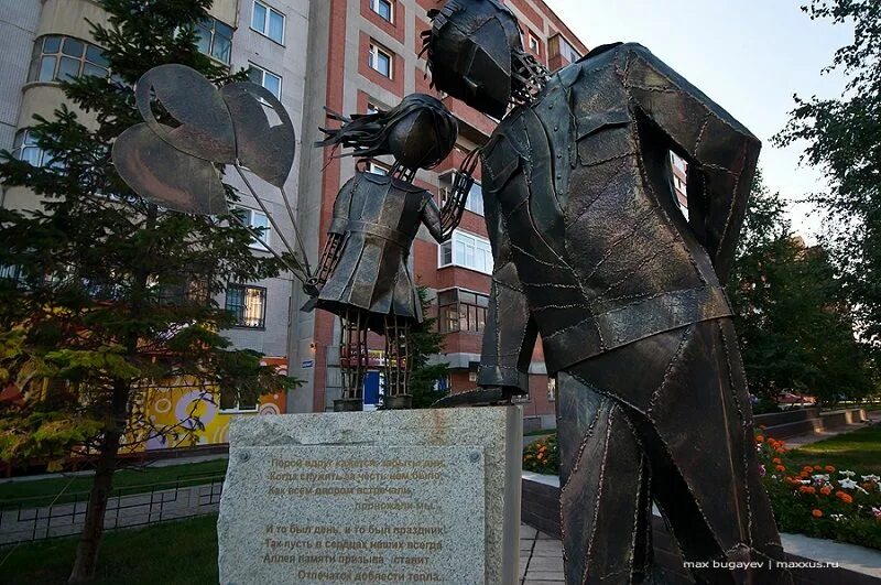 Самые значимые памятники. Памятники и скульптуры Новосибирска. Аллея памяти призыва в Новосибирске. Новосибирск памятник Сибирскому Федеральному округу. Смешные памятники Новосибирска.