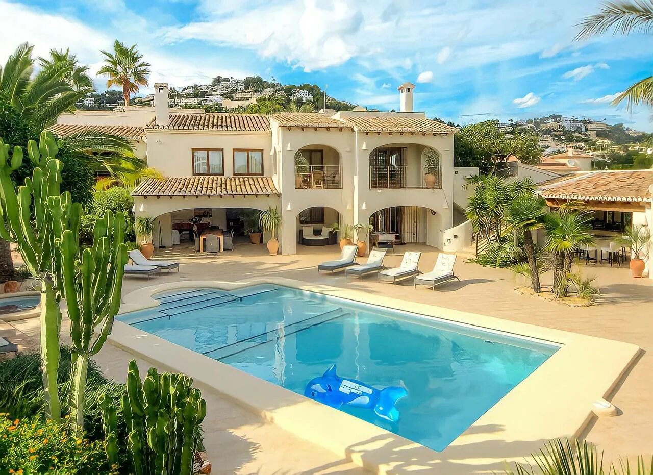 Бенахавис испания. Испания квартира у моря набережная. Традиционный испанский дом. Идеалиста испания недвижимость. Современная вилла марбелла.