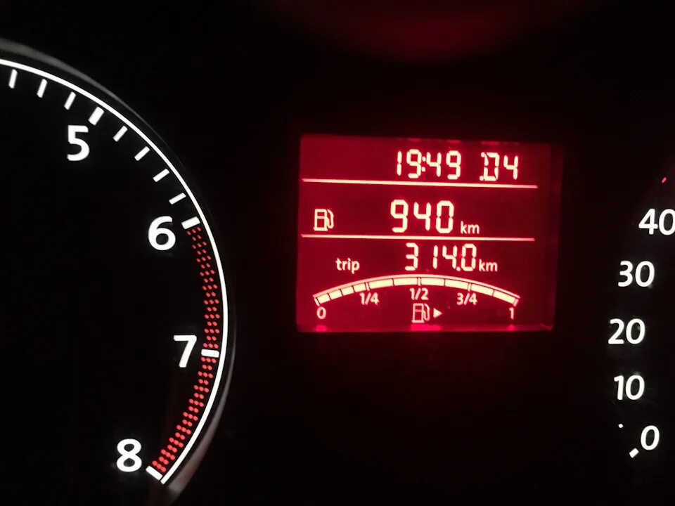 Расход бензина на фольксваген поло седан 2013. Polo liftback расход топлива. Показатель уровня топлива фольксваген поло седан. Полный бак фольксваген поло. Полный бак сколько км.