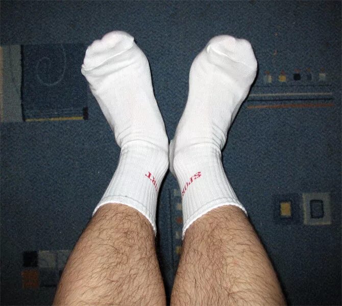 мужские ноги в носках. белые носки. ноги парня в белых носках. стопы парней в носках. мужские ноги в носках.