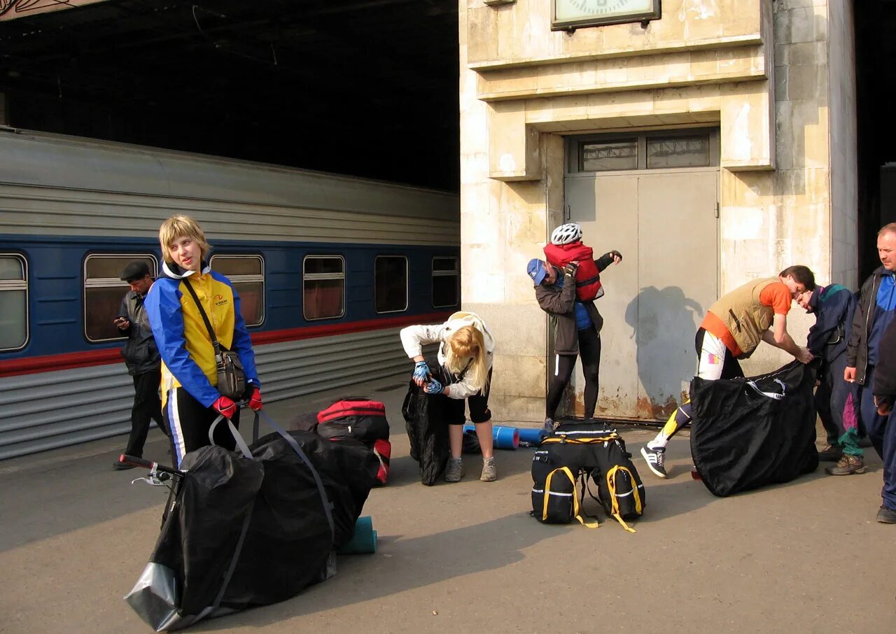 Люди на вокзале. Люди с чемоданами на вокзале. Группа людей на вокзале. Толпа людей на вокзале.