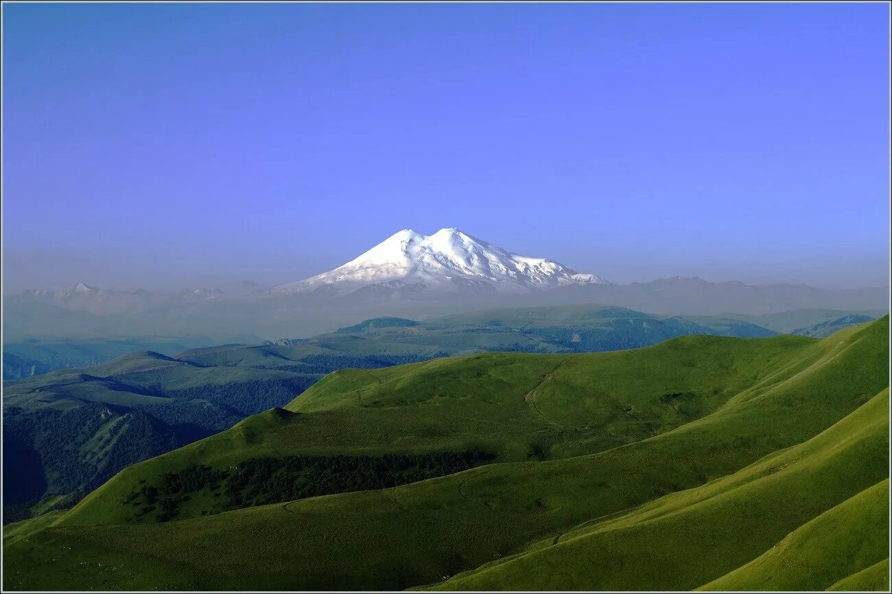 Самая высокая гора в рос. Гора Эльбрус (Кабардино-Балкария, Карачаево-Черкесия). Горы Кавказа Эльбрус. Самая высокая гора Кавказа Эльбрус. Кавказский хребет и Эльбрус.