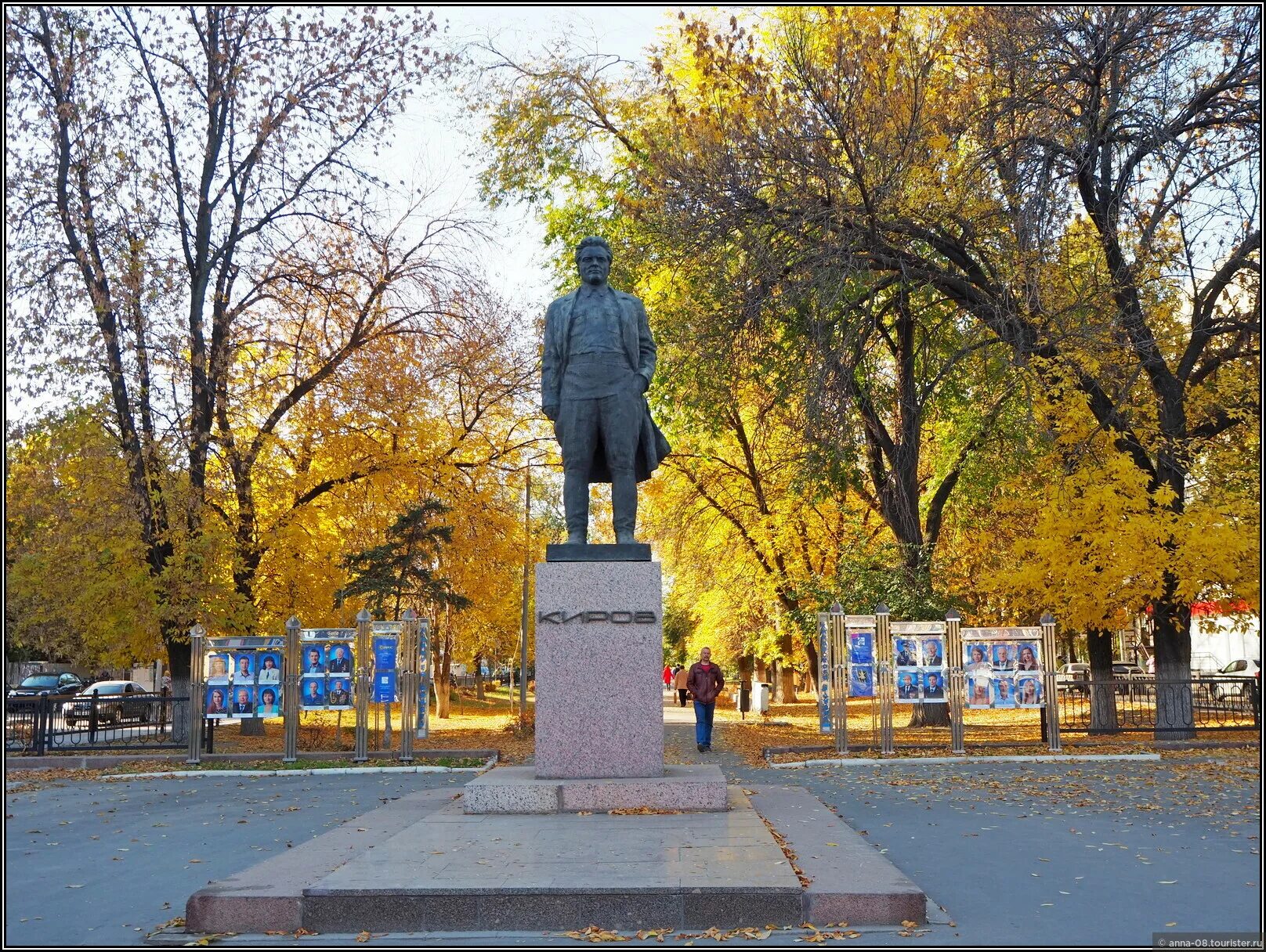 Погулять в саратове. Памятник Кирову в Саратове. Памятник Кирову в Саратове на Рахова. Памятник с м. Кирову Саратов. Памятник Кирову Киров памятник.