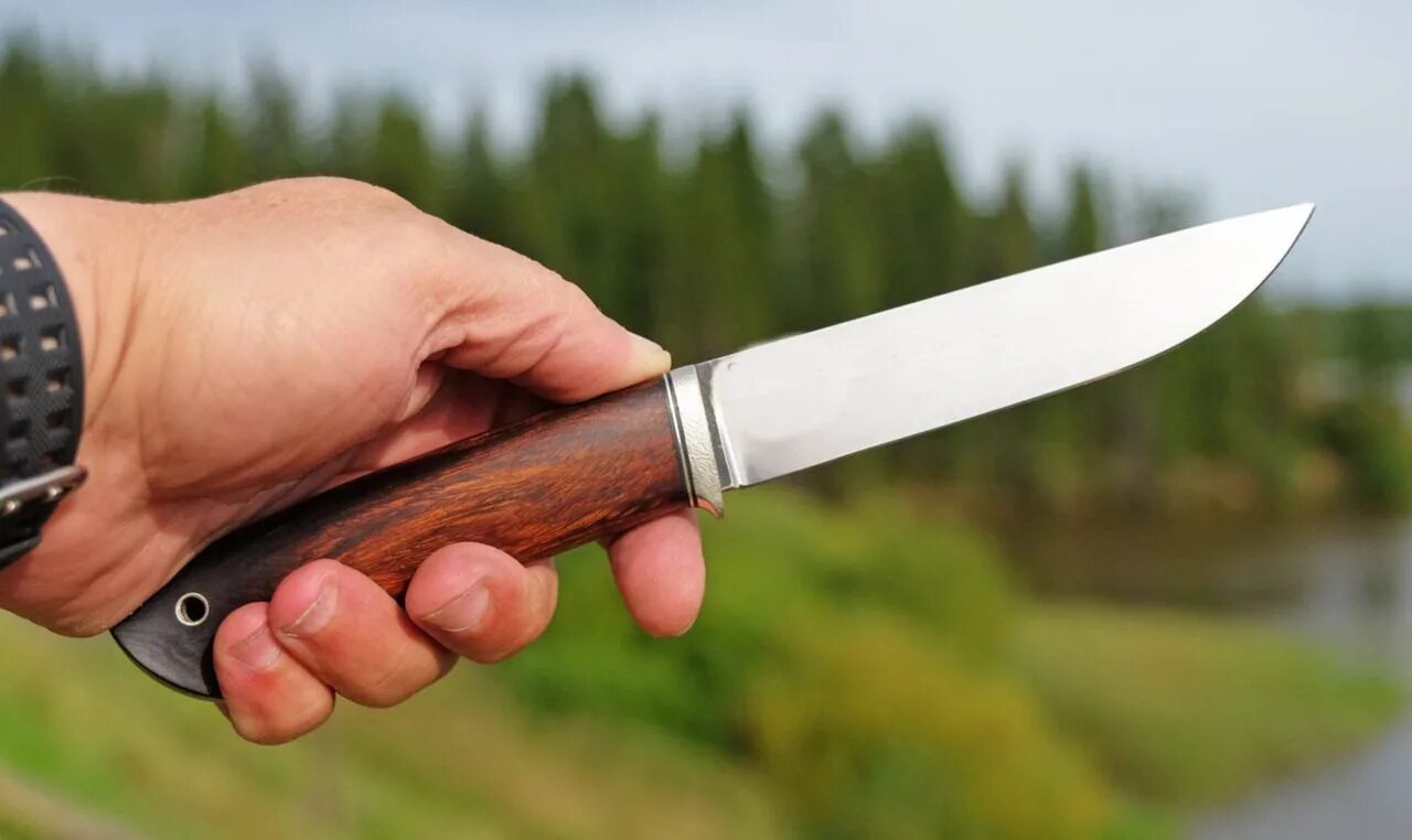 Ножи купить дом. Нож охотничий м390. Нож охотник. Охотничий нож в руке. Нож в лесу.