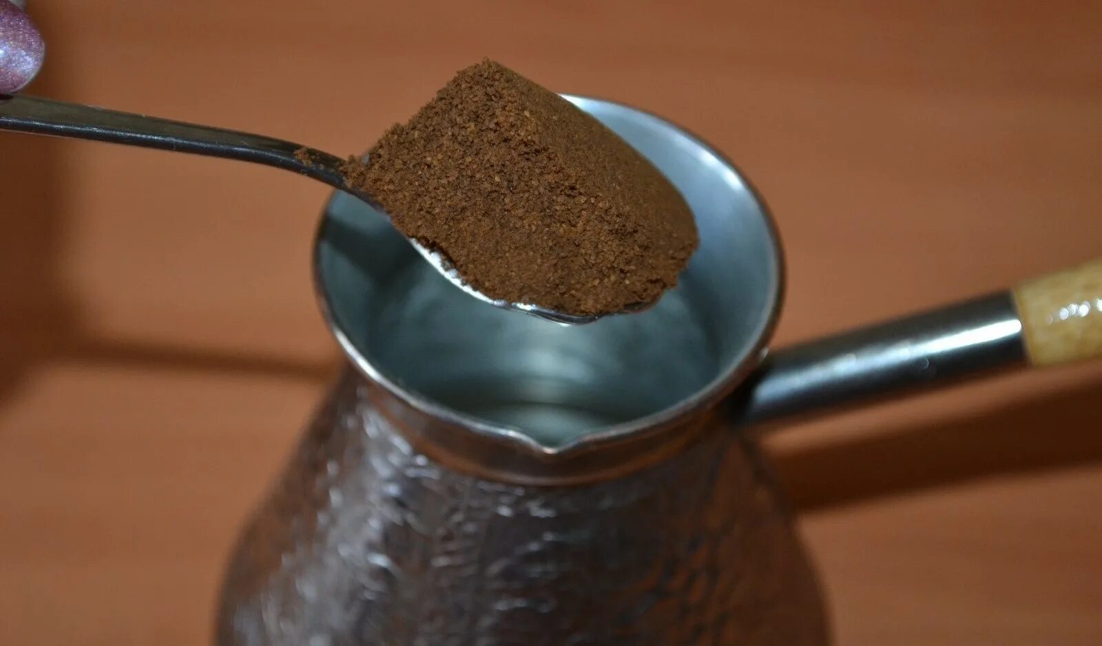 Сварить кофе пропорции. Кофе в турке. Кофе молотый. Кофе молотое. Турка для кофе.