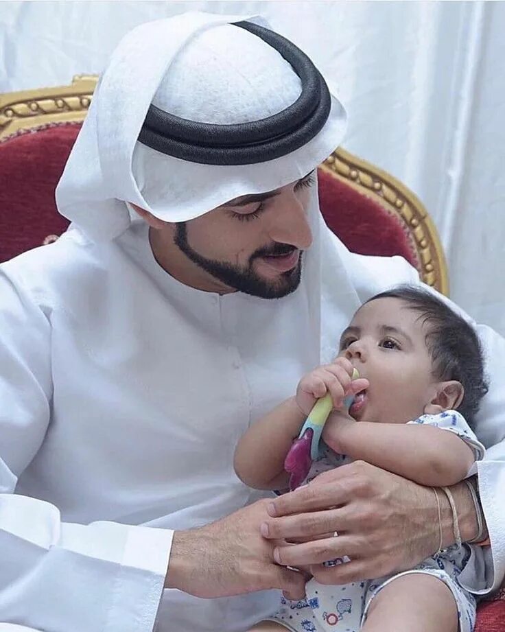 Жена принц Хамдан Мактум. Шейх Хамдан с семьей. Принс Дубая и его жена. Жена принца Дубая Хамдана.