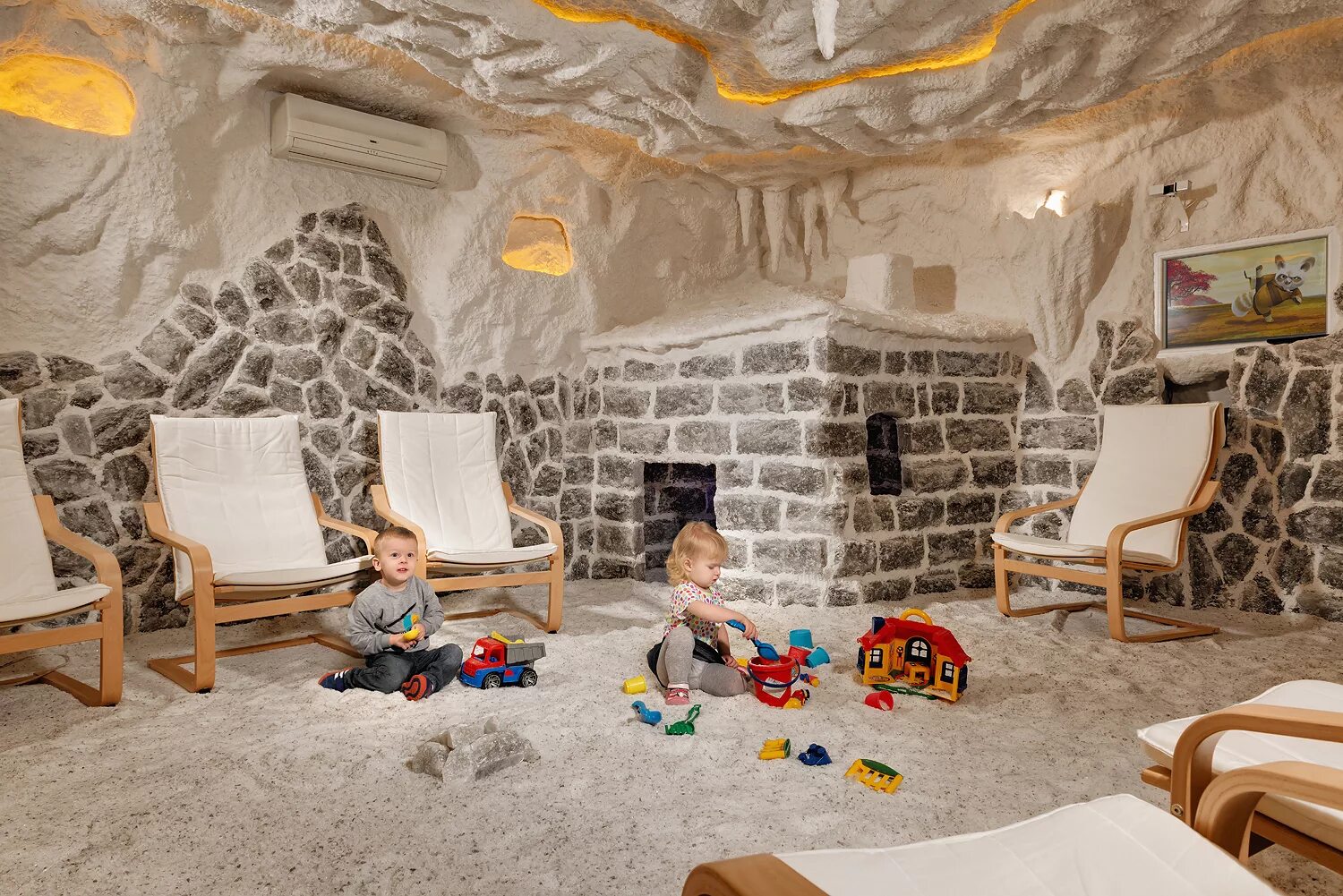 Солевая комната показания. Кимберли соляная пещера. Соляная пещера южное шоссе 55. Гало спелеотерапия. Соляная пещера школа бенуа.