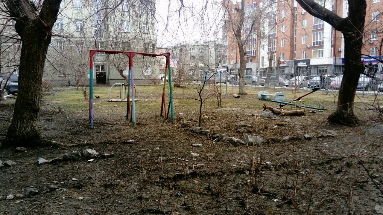 сломанная детская площадка. старая детская площадка. детская площадка в плохом состоянии. сломанные качели на детской площадке. разрушенная детская площадка.