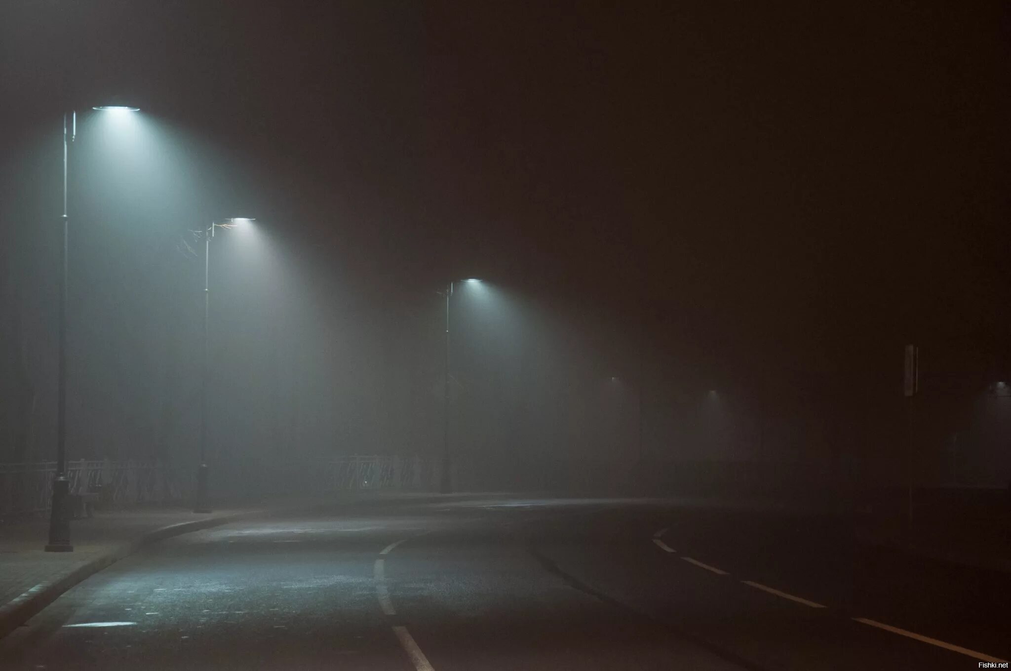 Туман ночь город. Сильный туман ночью. Ночной город в тумане. Туман на дороге ночью. Ночью был сильный