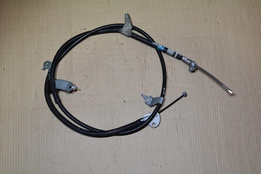 Троса ручника рав 4 2008. Стояночный тормоз рав4 2007 года. Троса ручника рав 4 2012 года. Toyota 4642042141 трос ручного тормоза. Тросы ручника рав 4.