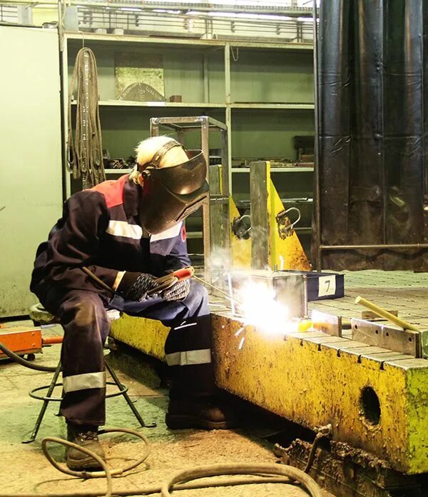 электрогазосварщик. сварщик ручной и частично механизированной сварки наплавки. профстандарт электросварщик ручной сварки. электросварщик ручной дуговой сварки. сварочный работник.