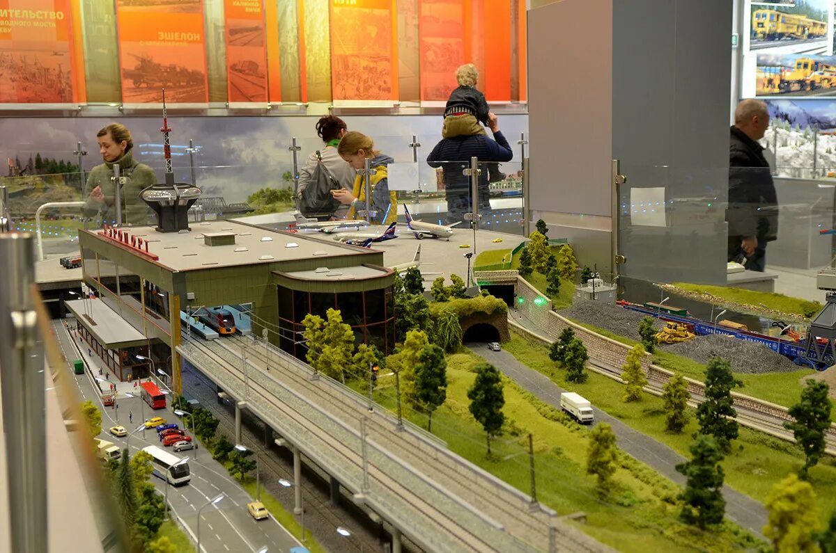 Макеты железных дорог. Железная дорога piko светофор. Подмакетник для железной дороги 1/87. Гранд макет сотрудники. Макет железной дороги piko.
