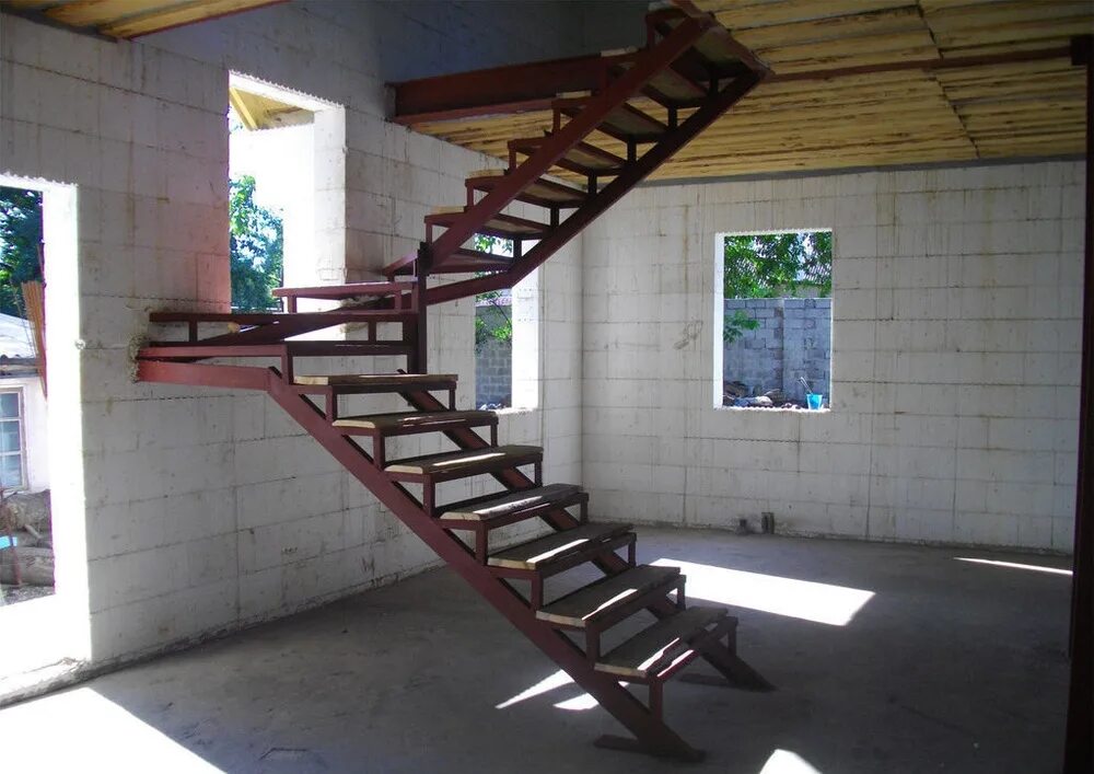 Лестница металлическая на второй цена. Лестница на 2 этаж на косоурах. Металлическая лестница. Лестница из металла. Металлическая лестница в доме.