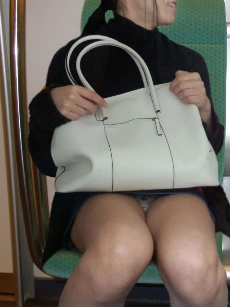 тетки скрытно. подсмотренное в ванной комнате. девочки скрытой камерой. домашние подглядывания. теща на кухне.