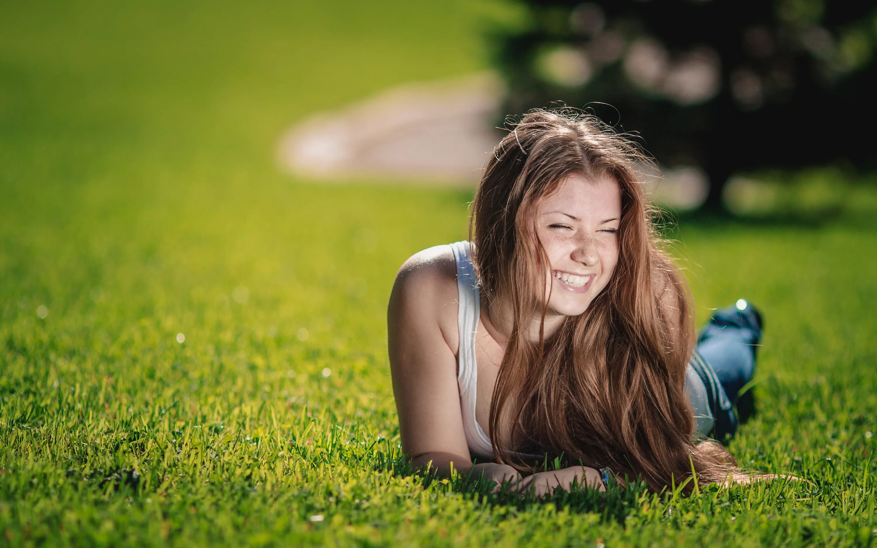 Молодые веселые девушки. Позитивная девушка. Девушка эмоции. Девушка в траве. Девушка улыбается в траве.