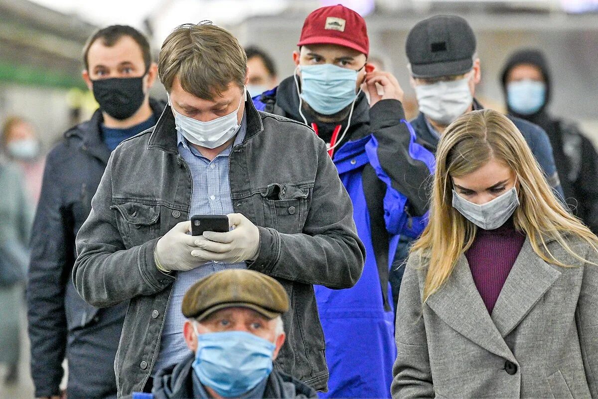 Почему отменяют мероприятия сегодня. Ковид 19 люди в масках Россия. Ковид-19 Пандемия в России Пандемия. Человек в маске. Люди в масках на улице.